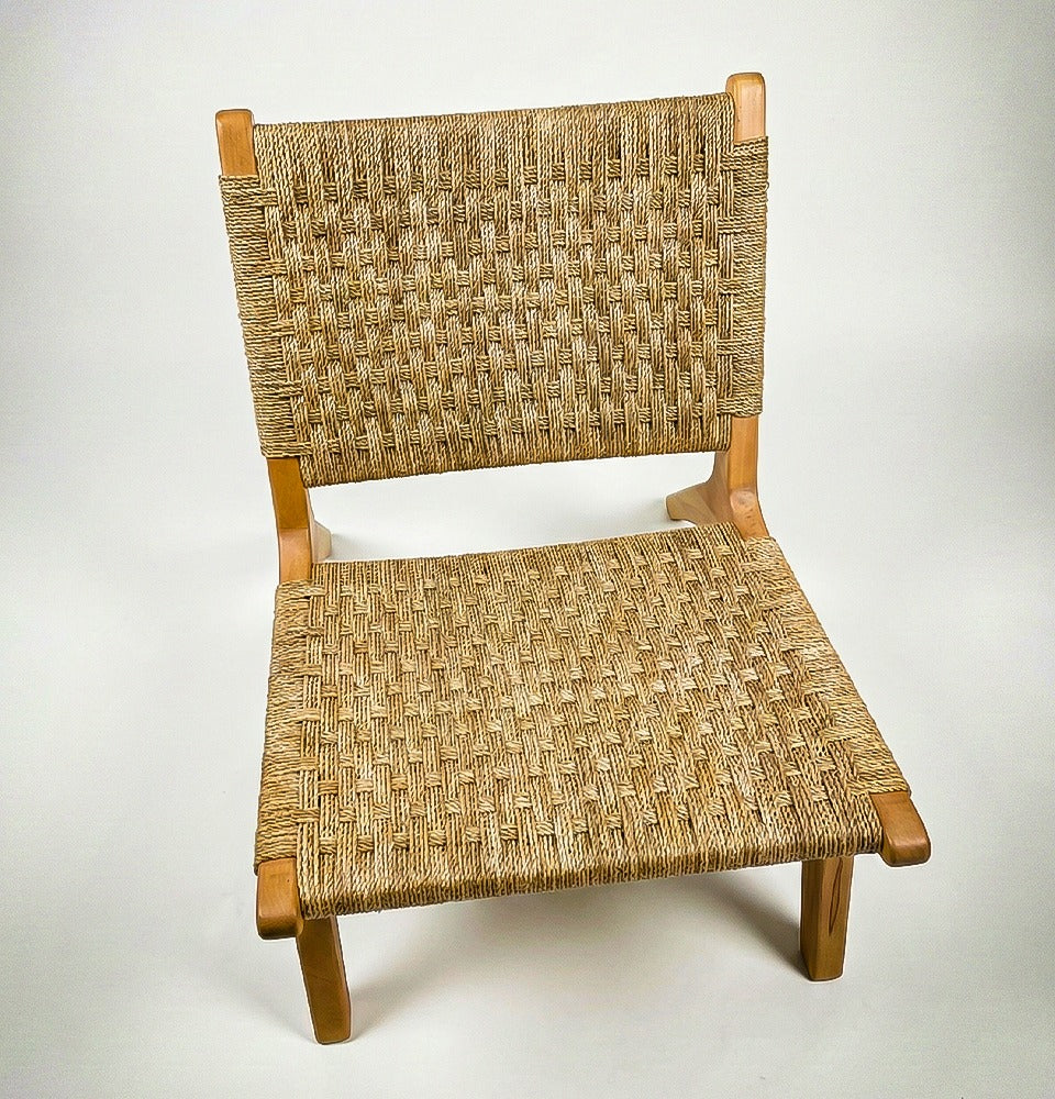 Chaise basse tressée (ou fauteuil bas en fibres naturelles)